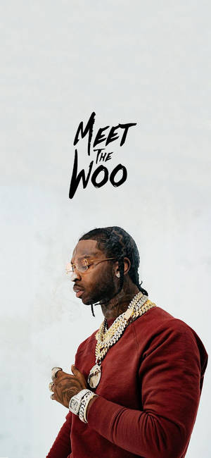 穿著紅色毛衣和金色珠寶的男人，文字 meet the woo