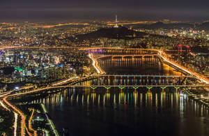 首爾夜景，發光的橋樑和河流倒影。 — 韓國 壁紙