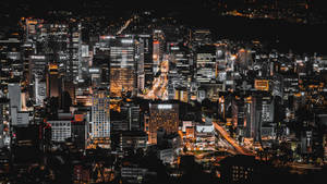 夜晚的城市景觀，有明亮的建築物和移動的車燈。 — 夜景城市 壁紙