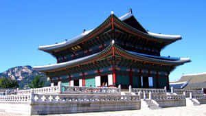 韓國宮殿，曲線屋頂和石欄杆，在明亮的藍天下 — 建築 壁紙