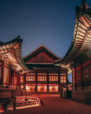 古代韓國宮殿庭院在星空下夜晚被照亮。