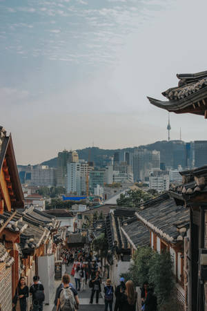 傳統韓式小巷與現代城市天際線，背景有N首爾塔。