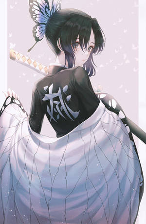 穿著和服、戴蝴蝶髮夾的動漫少女將劍扛在肩上。