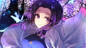 紫色頭髮和蝴蝶翅膀的動漫女孩在魔法夜花園中微笑。