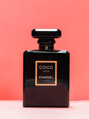 粉紅色背景上的黑色 Chanel Coco Noir 香水瓶