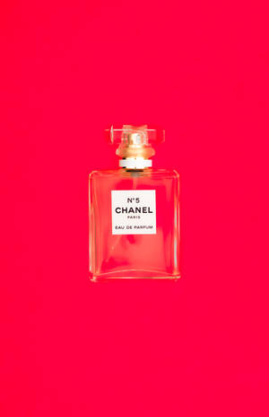 紅色背景上的Chanel No 5香水瓶