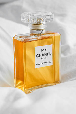 白色布料上的Chanel No 5香水瓶