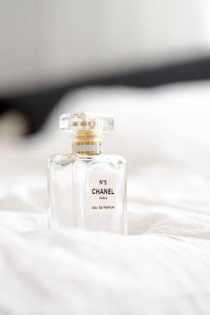 白色床單上的 Chanel No 5 香水瓶