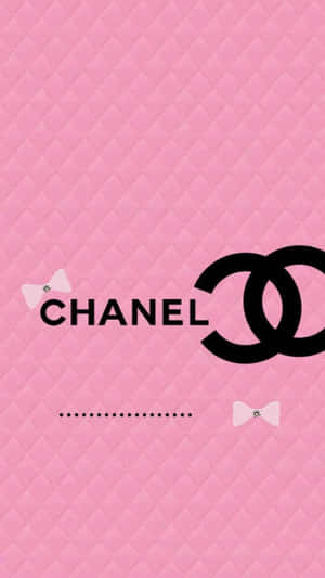 粉紅色菱格紋 Chanel 標誌壁紙，附蝴蝶結和虛線。
