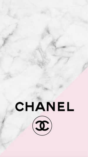 Chanel標誌在大理石和粉紅色背景上