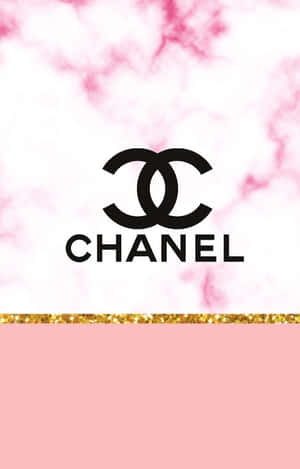粉紅色大理石上的Chanel標誌，帶有金色閃粉邊框。