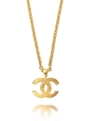 白色背景上帶鏈條的金色 Chanel CC 標誌吊墜項鏈。 — iPad Air 壁紙
