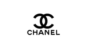 Chanel 標誌，帶有交織的 CC 和品牌名稱，黑色在白色上。