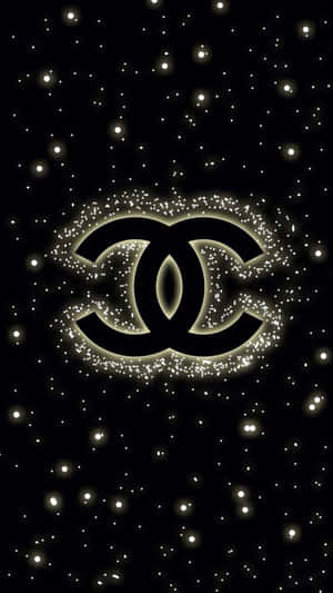 Chanel 標誌在繁星點點的夜空中閃爍發光。