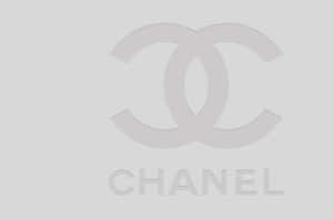 Chanel標誌，帶有互鎖CC和品牌名稱，灰色，背景為純色