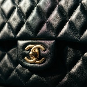 黑色菱格紋 Chanel 手袋近距離特寫，配有金色 CC 標誌。