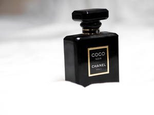 白色背景上帶有金色標籤的黑色 Chanel Coco Noir 香水瓶。