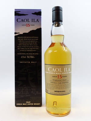 Caol Ila 15年單一麥芽蘇格蘭威士忌酒瓶和盒子在白色背景上。