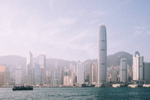香港天際線，高樓大廈和水上的渡輪。