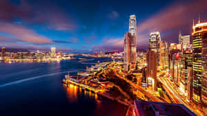 夜間香港天際線，燈火通明的建築和海港燈光。 — 夜景城市 壁紙