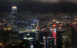 香港夜景，燈火通明的摩天大樓和海港倒影。 — 暗夜城市 壁紙
