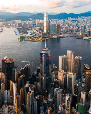 日落時分的香港天際線，摩天大樓和港口