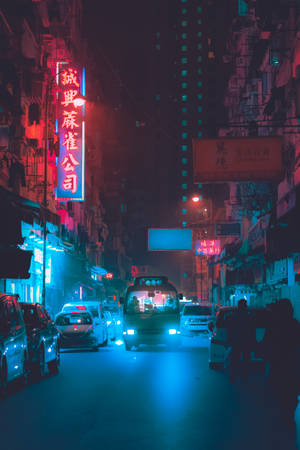 霓虹招牌照亮夜晚濕滑嘅城市街道，有停泊嘅汽車同建築物。