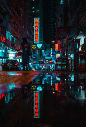 夜晚在霓虹燈閃爍的街道上行走的人，水窪中有倒影。