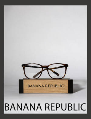 玳瑁眼鏡放在Banana Republic品牌的木塊上，背景為白色。 — 火影忍者海報 壁紙