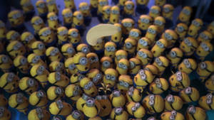 Minions驚訝地抬頭看著漂浮的香蕉皮。