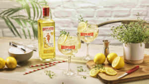木桌上 Beefeater 氈酒雞尾酒配檸檬和百里香。 — 檸檬 壁紙