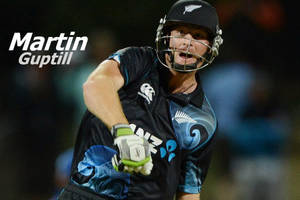 板球運動員 Martin Guptill 戴著頭盔和球衣的動作畫面。 — 巴基斯坦板球 壁紙