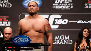 UFC拳手在稱重活動中，背景有Bud Light和MGM Grand標誌。