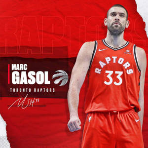 Marc Gasol 身穿多倫多速龍隊球衣，附有球隊標誌和簽名圖案。 — Playboi carti GIF 壁紙