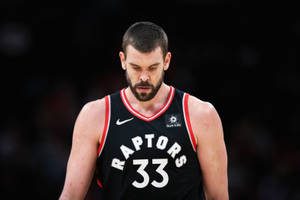 身穿Raptors 33號球衣的籃球運動員嚴肅地低頭。 — 芝加哥公牛 壁紙