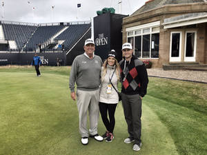 三名高爾夫球手在The Open Championship的果嶺上擺姿勢。 — 美國 壁紙