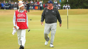 高爾夫球手和球童在The Open Championship期間在高爾夫球場上行走。 — 情侶 GIF 壁紙