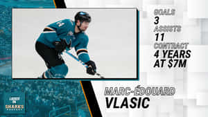 冰球運動員 Marc-Edouard Vlasic 身穿青色鯊魚隊球衣在冰上，帶有統計數據疊加。