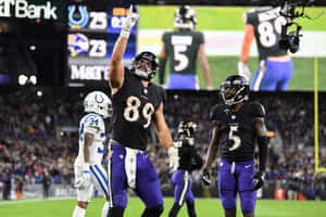 足球運動員在夜間燈光球場上慶祝勝利。