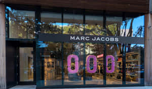 Marc Jacobs 店舖外牆，櫥窗內有粉紅色泡泡字母。