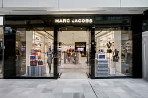 Marc Jacobs時裝店，玻璃窗內有人體模型。