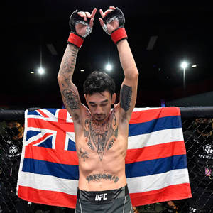 MMA拳手在UFC八角籠內與英國和泰國國旗慶祝勝利。