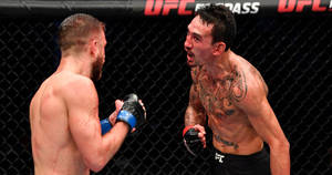 UFC比賽中，八角籠內兩名男性MMA拳手，身上可見血跡。