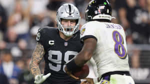 NFL線衛與四分衛在夜間比賽中行動。