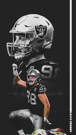 NFL 球員 Maxx Crosby 身穿 Raiders 制服，舉起拳頭慶祝。