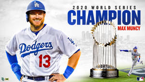 棒球選手 Max Muncy 與獎盃一同慶祝 2020 年世界大賽冠軍。