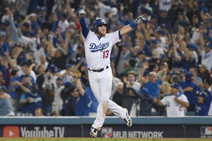 棒球選手慶祝全壘打，背景有球迷歡呼。