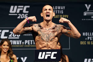 UFC拳手在稱重活動中展示肌肉並大喊