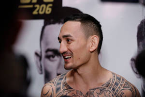 紋身MMA戰士在UFC賽事中微笑。