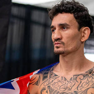 披著英國國旗的紋身男戰士，表情嚴肅